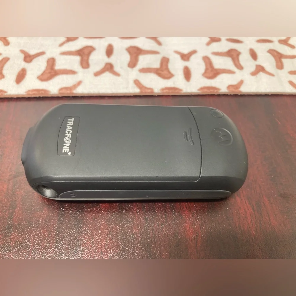 Motorola C139 cell phone basic call device TracFone network black silver